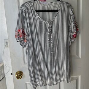 022 sweet violet ss top boho vibe embroidered flowers on sleeve XL